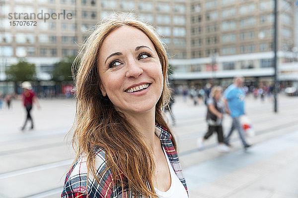 Porträt einer glücklichen Frau in der Stadt  Berlin  Deutschland