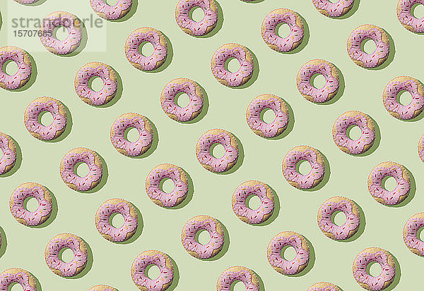 3D-Illustration  Plüsch-Fake-Donuts-Muster auf hellgrünem Hintergrund