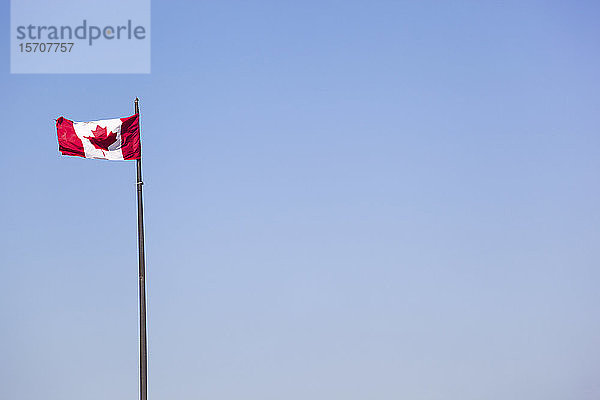 Kanadische Flagge gegen blauen Himmel
