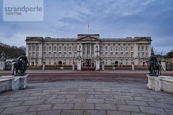 Großbritannien  England  London  Fassade des Buckingham Palace im Morgengrauen