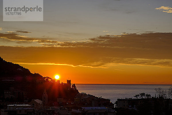 Italien  Ligurien  Riviera di Ponente  Finale Ligure  Stadt und Meer bei Sonnenaufgang