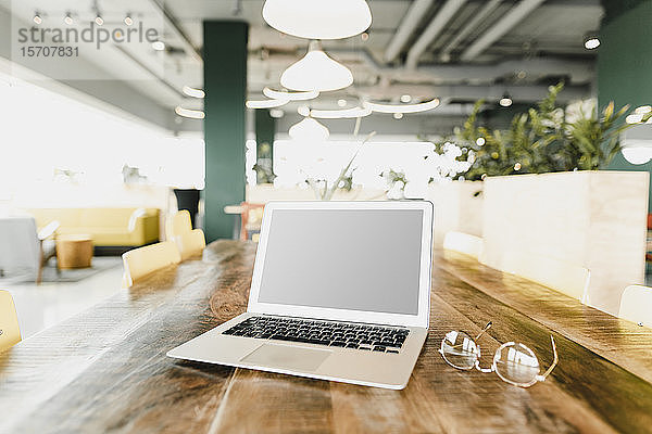 Business  Laptop und Brille im Coworking Office