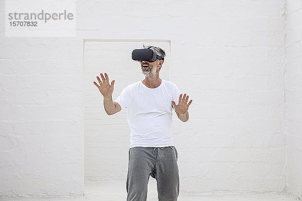 Reifer Mann entdeckt leeren Raum mit VR-Brille