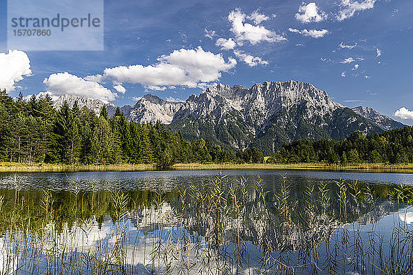 Österreich  Tirol  Landschaftliche Ansicht des Weisssees mit Spiegelung des Wettersteingebirges und des umliegenden Waldes