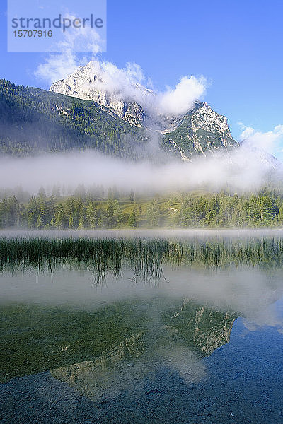 Deutschland  Bayern  Mittenwald  Dichter Nebel über dem Ferchensee mit den Wettersteinspitzen im Hintergrund