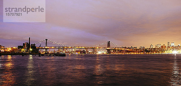 USA  New York  New York City  Manhattan Bridge in der Abenddämmerung beleuchtet
