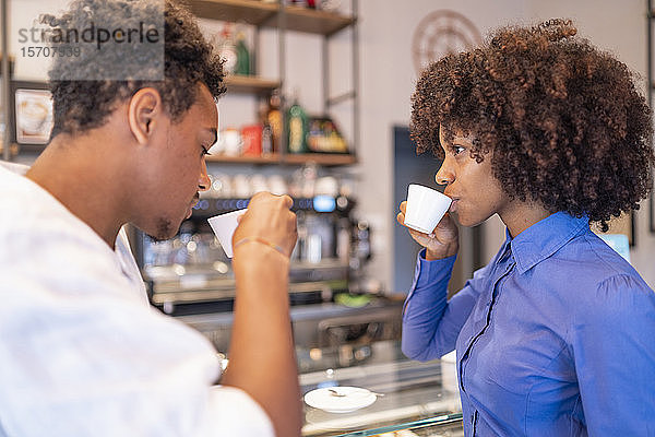 Paar trinkt Kaffee in einem Café