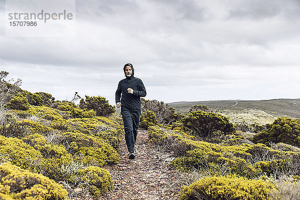 Mann joggt in ländlicher Umgebung  Cape Point  Western Cape  Südafrika