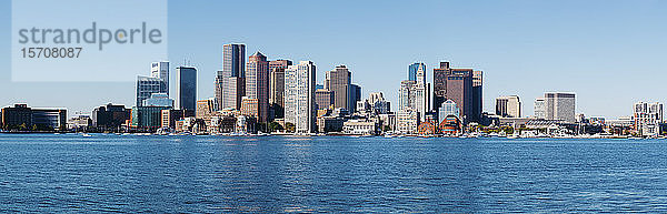 USA  Massachusetts  Boston  Küsten-Skyline von Wolkenkratzern im Finanzdistrikt