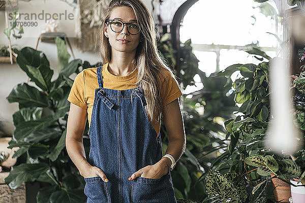 Porträt einer jungen Frau in einem kleinen Gartenbaubetrieb