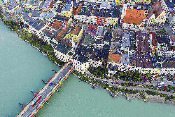 Deutschland  Bayern  Wasserburg am Inn  Luftaufnahme der Altstadt und der Brücke über den Inn
