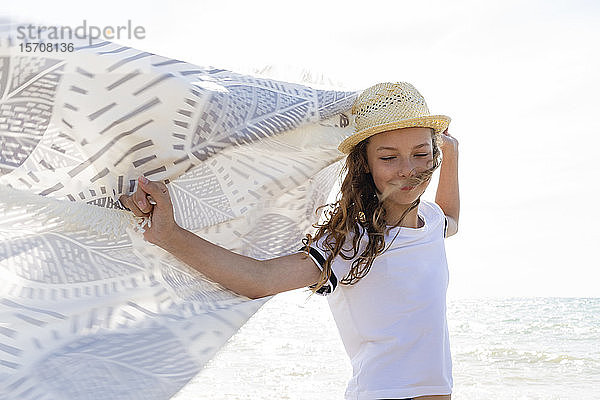 Lächelndes Mädchen mit Handtuch am Strand  Toskana  Italien