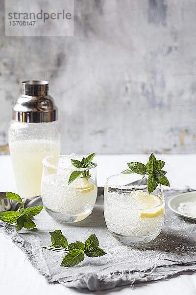 Margarita-Cocktails mit Zitrone und Minzblättern