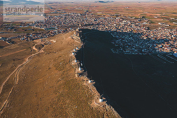 Spanien  Provinz Toledo  Consuegra  Reihe alter Windmühlen auf dem Gipfel eines braunen Hügels