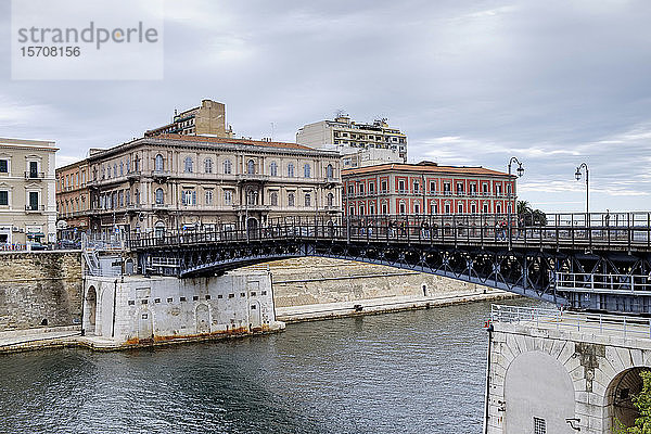 Italien  Provinz Tarent  Tarent  Ponte Girevole-Brücke über den Stadtkanal