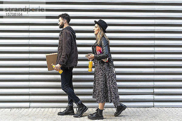 Junges Paar mit Einkäufen in der Stadt