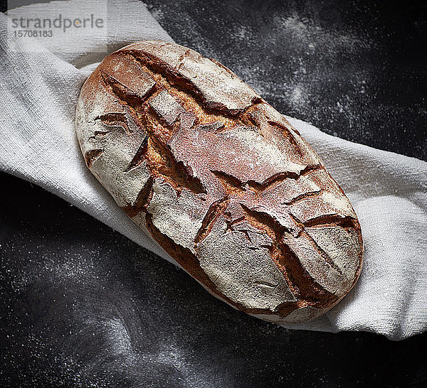 Draufsicht auf frisch gebackenes Brot