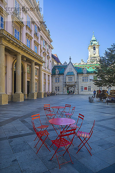Slowakei  Bratislava  Primatenplatz  Außenansicht des alten Rathauses mit rotem Tisch und Stühlen im Vordergrund