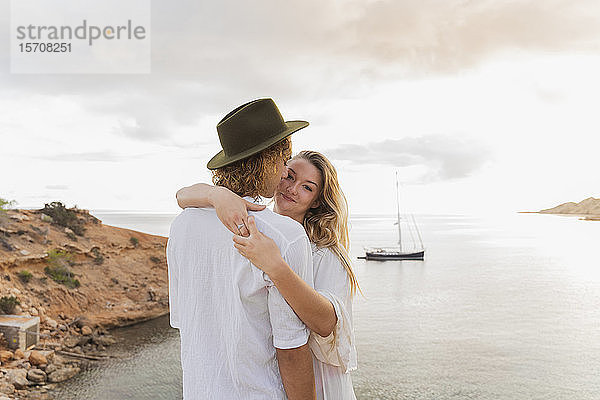 Junges verliebtes Paar vor dem Meer  Ibiza  Balearen  Spanien