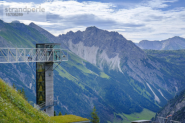 Österreich  Vorarlberg  Mittelberg  Skywalk mit Blick auf das malerische Tal in den Allgäuer Alpen