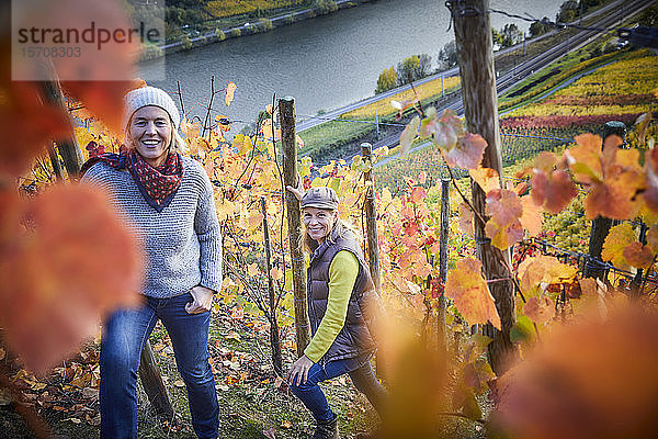 Porträt von zwei reifen Frauen in einem Weinberg