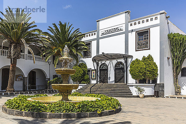 Spanien  Balearen  Lanzarote  San Bartalome  Stadttheater und Brunnen