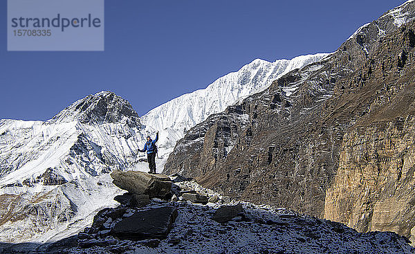 Bergsteiger auf dem Gipfel eines Felsens  Dhaulagiri Circuit Trek  Himalaya  Nepal