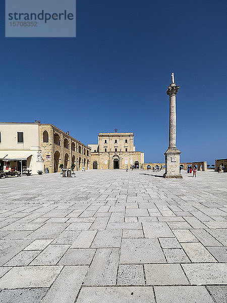 Italien  Provinz Lecce  Santa Maria di Leuca  Klarer Himmel über dem Platz der Basilika Santuario de Santa Maria de Finibus Terrae