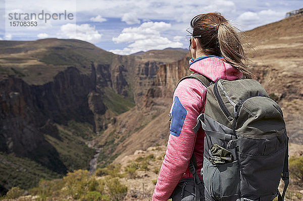 Frau steht auf einem Hügel an den Maletsunyane-Fällen und genießt die Aussicht  Lesotho