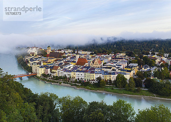 Deutschland  Bayern  Wasserburg am Inn  Luftaufnahme einer alten Flussuferstadt im dichten Morgennebel