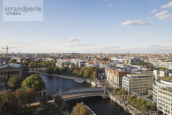 Deutschland  Berlin  Luftaufnahme von Friedrichs-Brücke  Spree  James Simon Park und Hackescher Markt