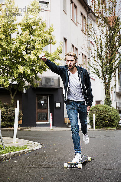 Junger Mann auf Longboard