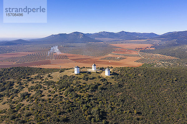 Spanien  Provinz Ciudad Real  Puerto Lapice  Luftaufnahme von drei auf einem Hügel stehenden Windmühlen