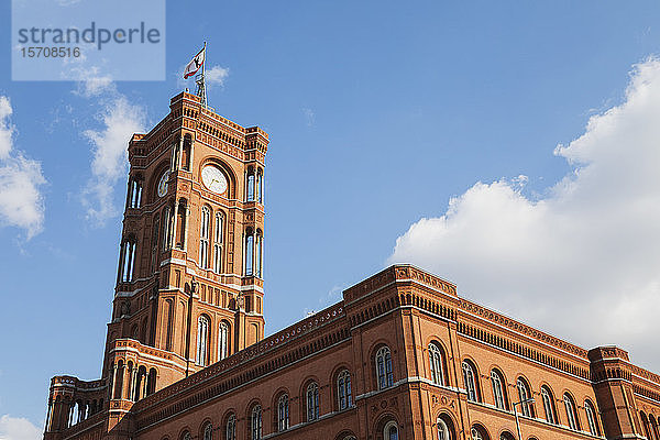 Deutschland  Berlin  Niedrigwinkelansicht des Roten Rathaus-Uhrturms
