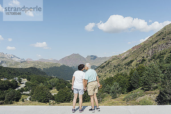 Rückenansicht eines sich küssenden älteren Paares  Jaca  Spanien