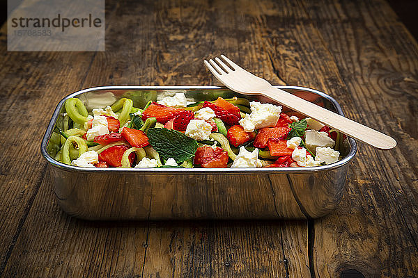 Metall-Lunchbox mit Gurken-Erdbeersalat  gemischt mit Fetakäse  Minze und Balsamico-Essig