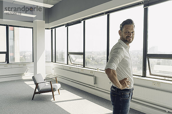 Porträt eines selbstbewussten reifen Geschäftsmannes in einem leeren Büro