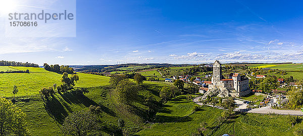 Deutschland  Baden-Württemberg  Dischingen  Sonne scheint über der Burg Katzenstein und den umliegenden Dorfhäusern