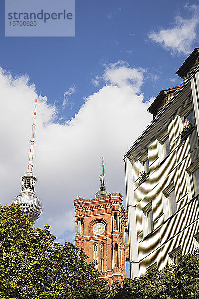 Deutschland  Berlin  Nikolausviertel  Fernsehturm und Rotes Rathaus