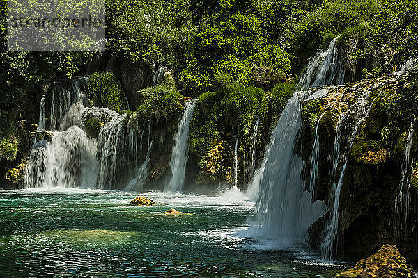 Kroatien  Gespanschaft Sibenik-Knin  Wasserfall des Nationalparks Krka im Sommer