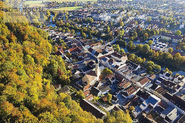 Deutschland  Bayern  Oberbayern  Luftaufnahme der Altstadt von Wolfratshausen mit Loisach und Wald