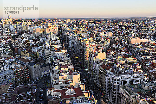 Spanien  Madrid  Luftaufnahme der Straße Gran Via in der Abenddämmerung
