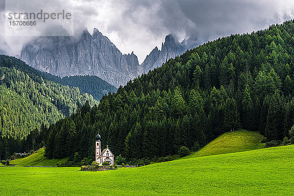 Italien  Südtirol  Szenische Ansicht der Kirche St. Johannes in Ranui mit Gruppo delle Odle im Hintergrund