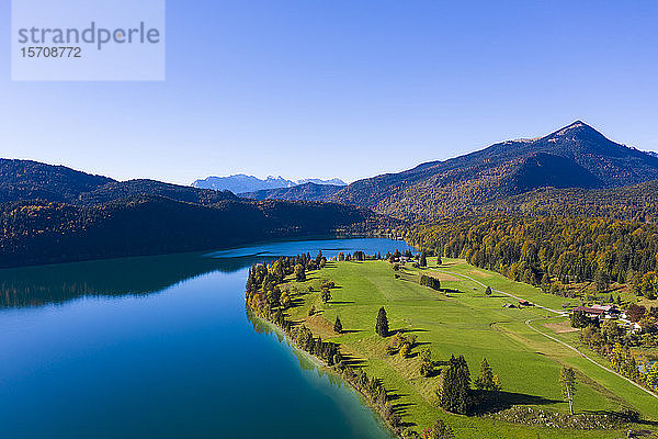 Deutschland  Bayern  Oberbayern  Luftbild des Walchensees mit der Halbinsel Zwergern