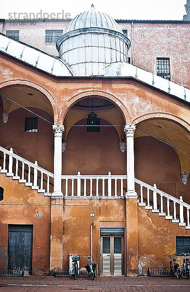 Italien  Emilia-Romagna  Ferrara  Außentreppe des Palazzo Municipale