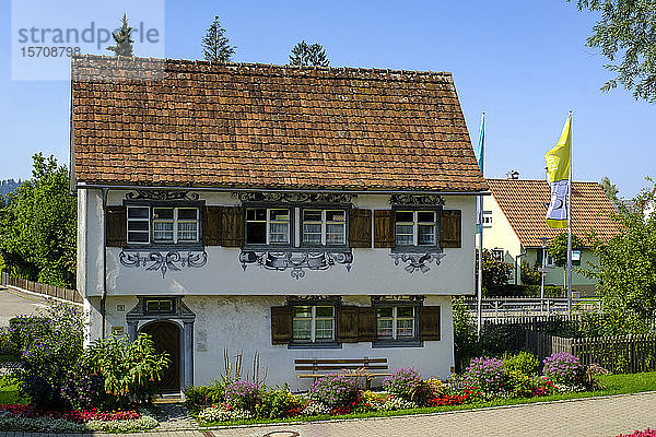 Deutschland  Baden-Württemberg  Isny im Allgäu  Fassade eines rustikalen Stadthauses im Sommer