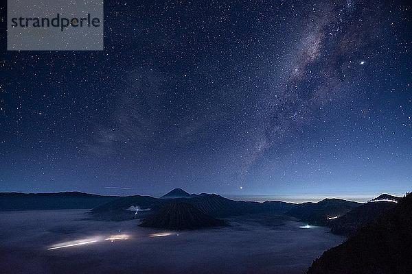 Indonesien  Ost-Java  Szenische Ansicht der Milchstraßen-Galaxie am sternenklaren Nachthimmel über dem nebelumhüllten Mount Bromo