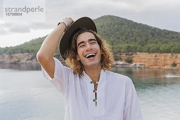 Porträt eines lachenden jungen Mannes  Ibiza  Balearen  Spanien