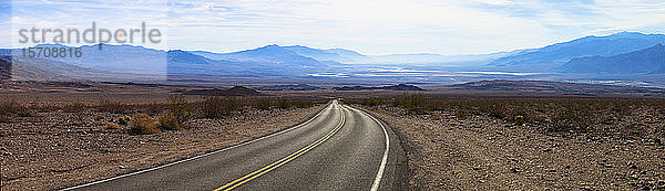 USA  Kalifornien  Panorama einer leeren Autobahn im Death Valley