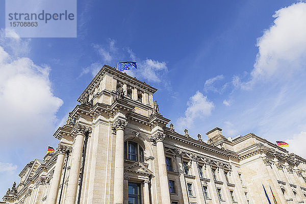 Deutschland  Berlin  Niedrigwinkelansicht des Reichstagsgebäudes